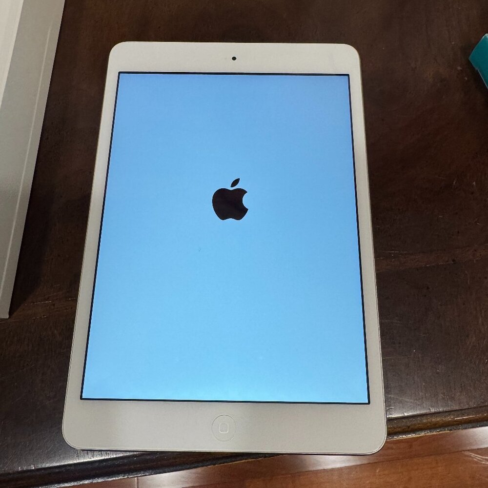 Apple iPad Mini (Cellular + Unlocked) | 32 GB | Excellent Condition Original Box